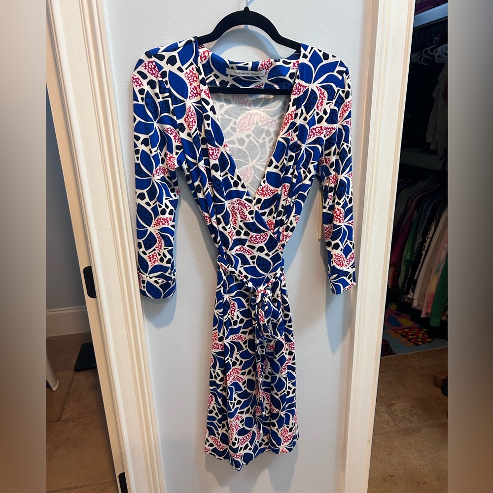 Diane Von Furstenberg size 10 print wrap dress